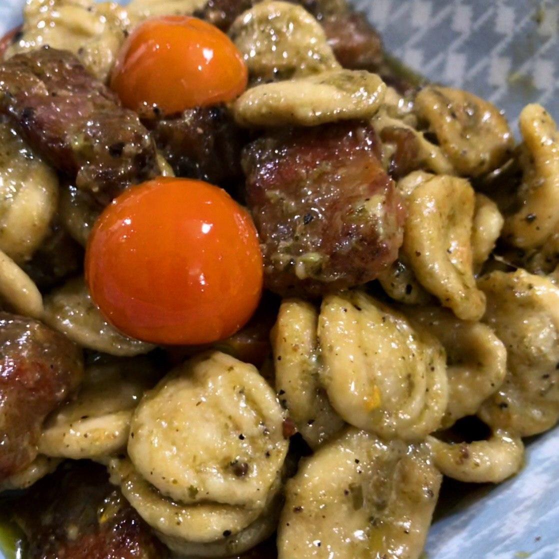 Orecchiette con pesto, guanciale e pomodorini