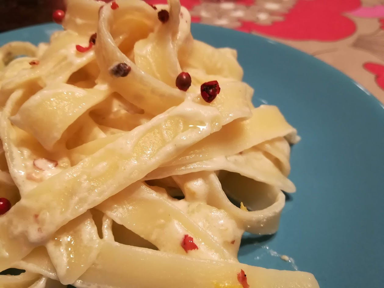 Tagliatelle al limone e bacche rosa