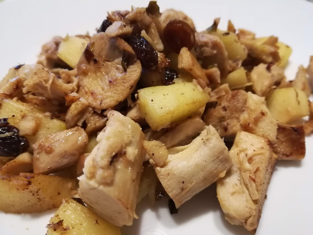 Petto di pollo agrodolce con mele e uva passa