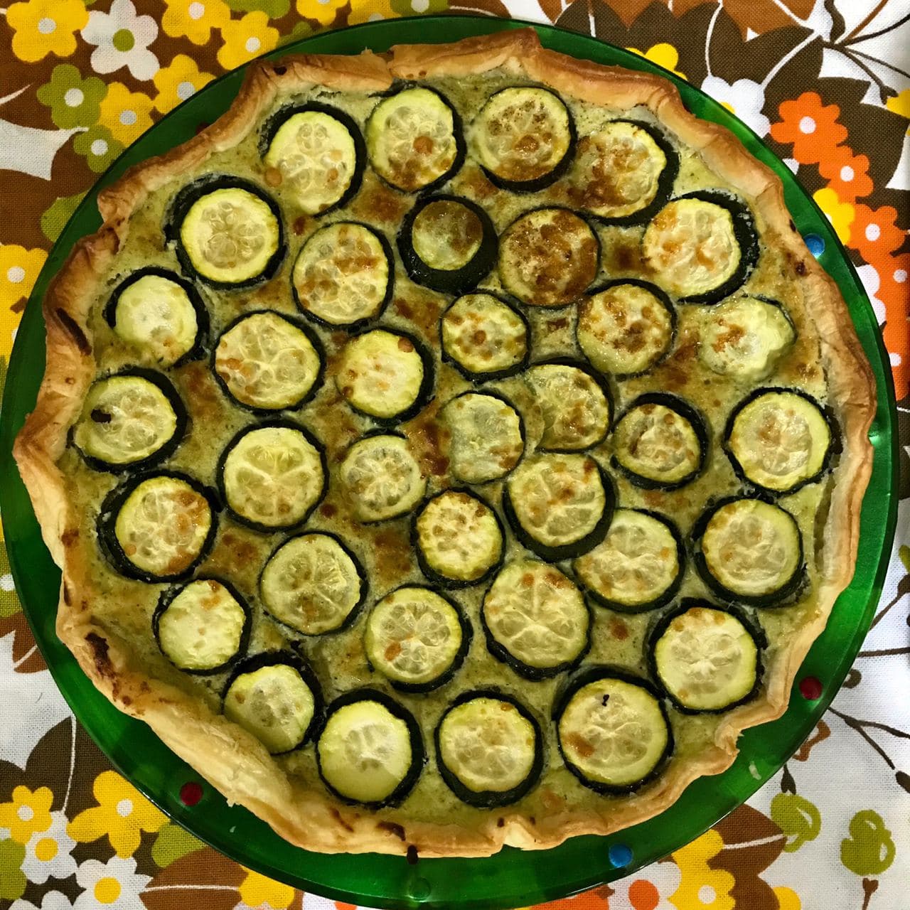 Torta salata con zucchine, pesto e ricotta