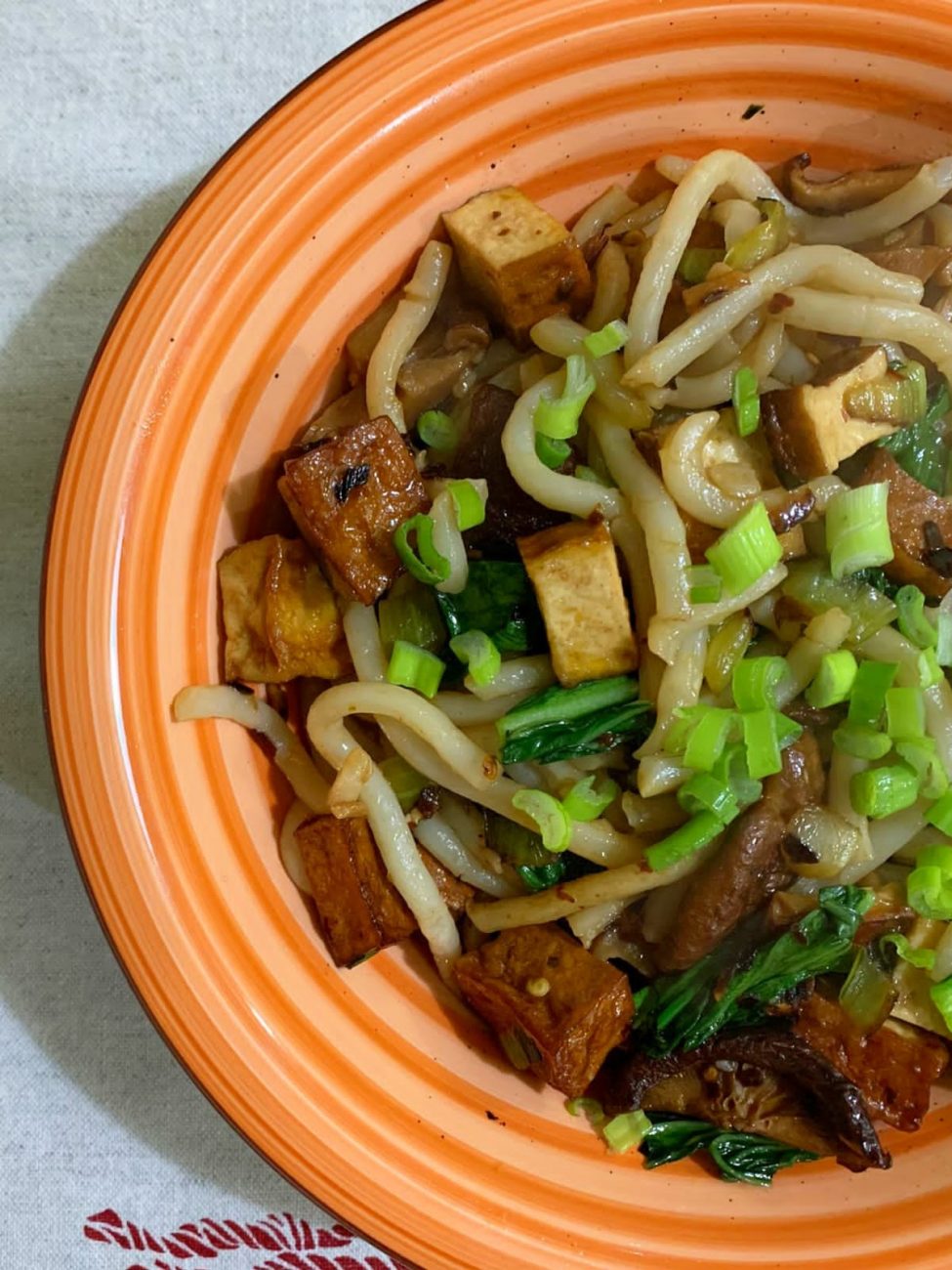 Udon con tofu e verdure